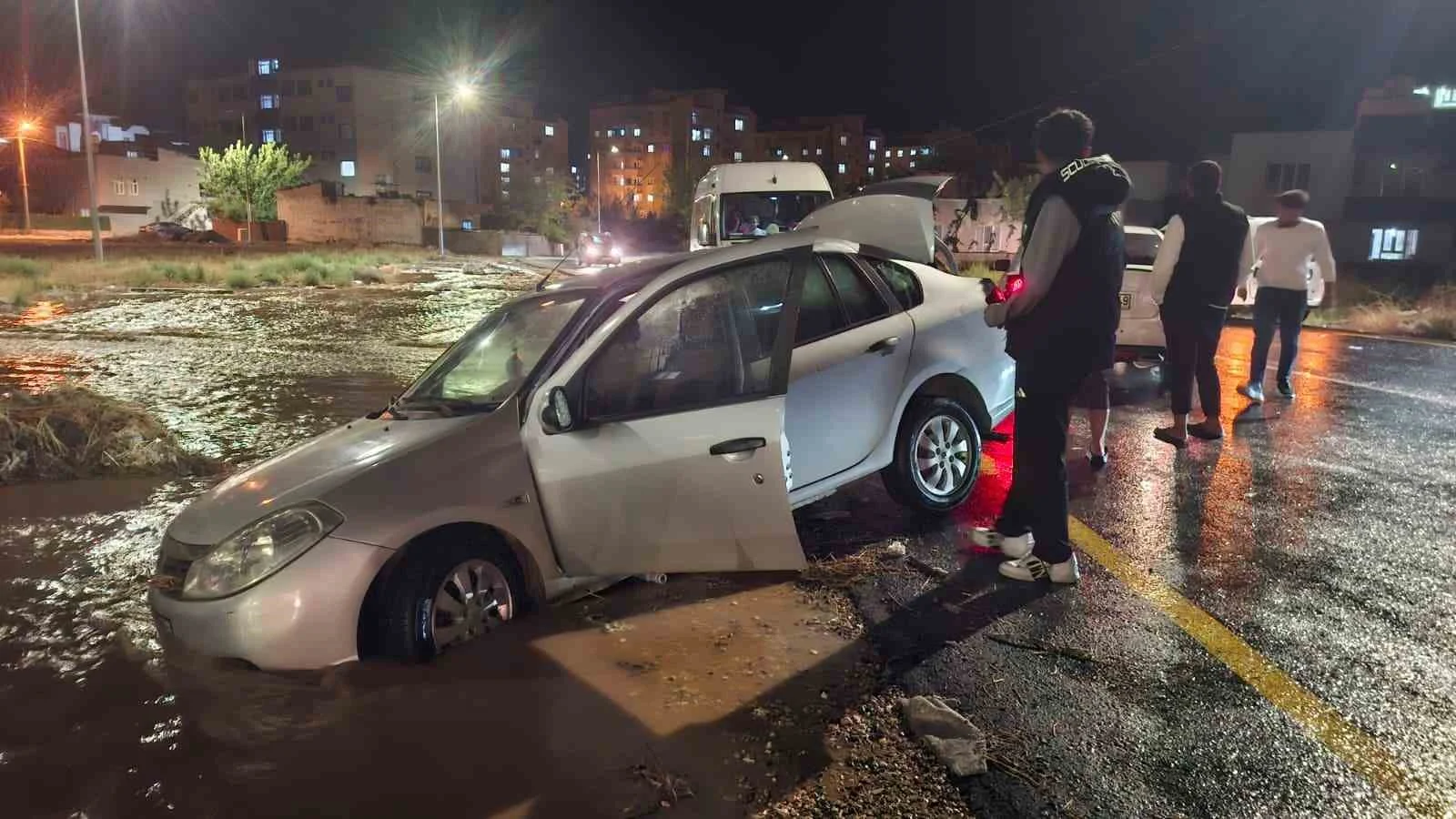 Kahta’da cadde göle döndü, otomobil mahsur kaldı