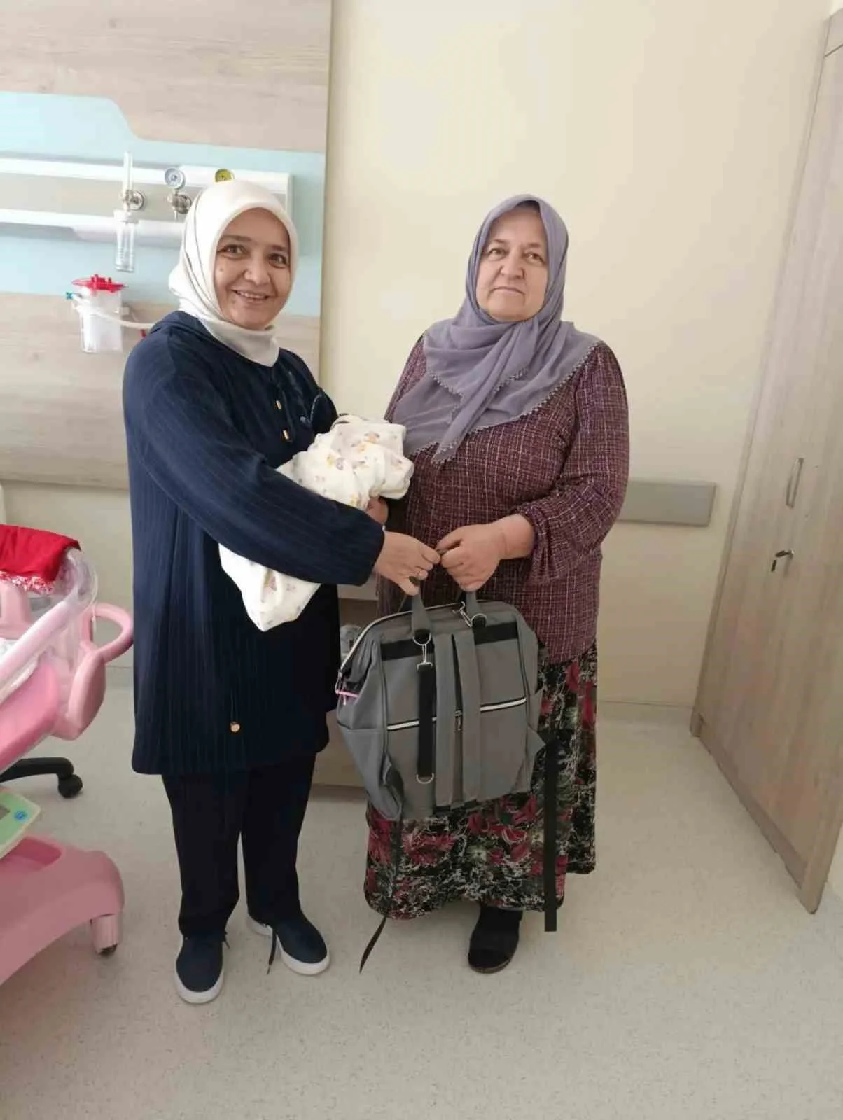 Yenidoğan bebekler ve aileleri yalnız bırakılmıyor