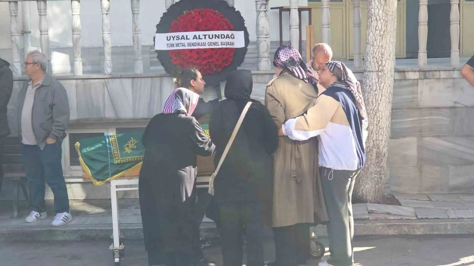 Fabrikada çatıdan düşerek hayatını kaybeden genç toprağa verildi