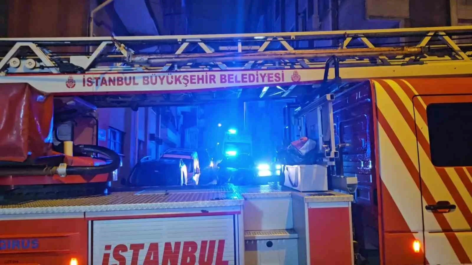 Kağıthane’de 5 katlı binanın çatısı alev alev yandı