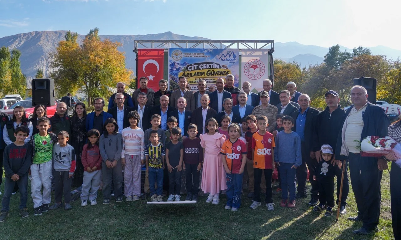 Hakkari’de 262 elektrikli çit dağıtıldı