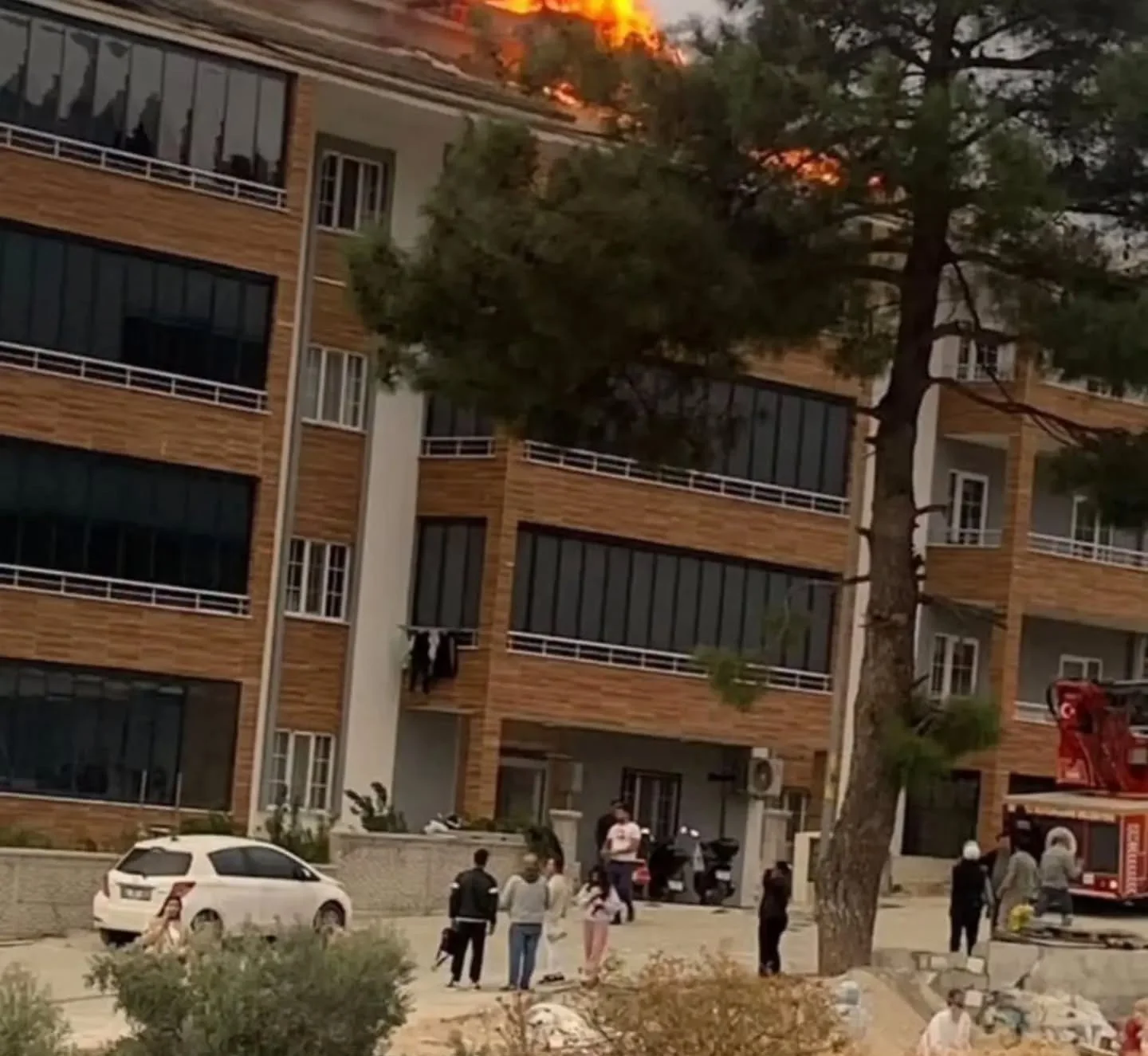 Buldan’da apartmanın çatısı alevlere teslim oldu