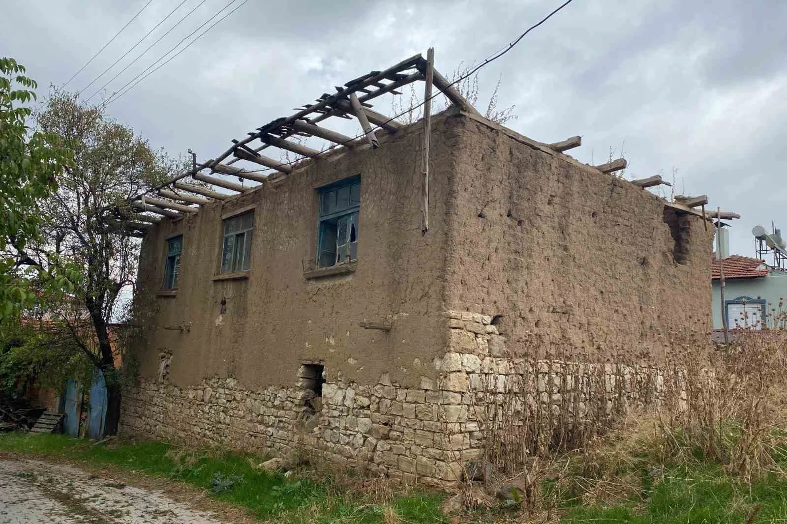 Uşak’ta metruk yapılar yıkılıyor