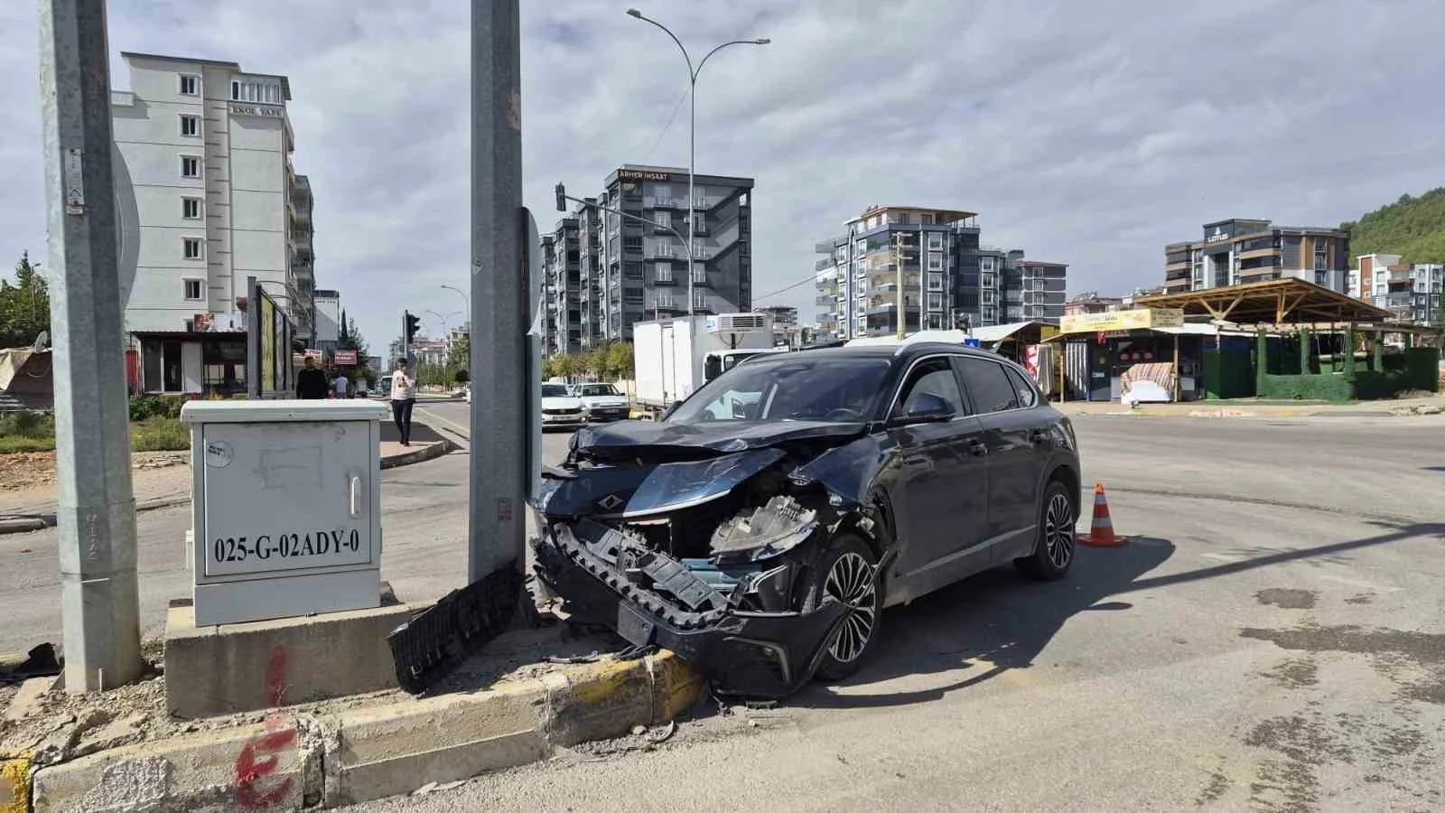 Adıyaman’da otomobil ile kamyonet çarpıştı: 3 yaralı