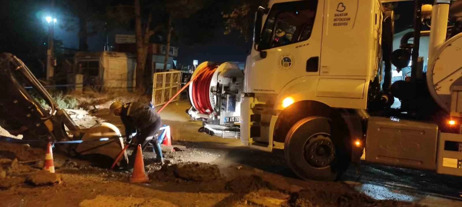 Burhaniye’de kanalizasyon şebekesinde çökme meydana geldi