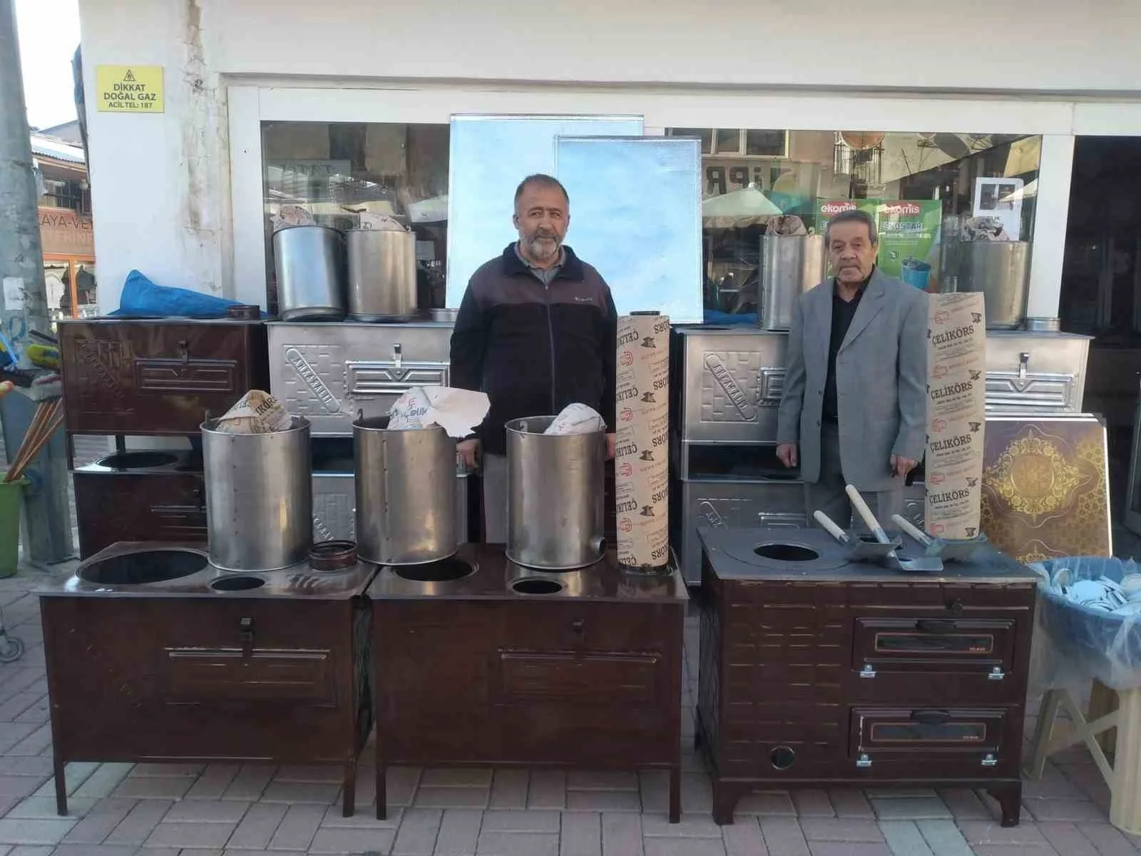 Tercan’da kış hazırlıkları başladı, sobalar satışa çıkarıldı
