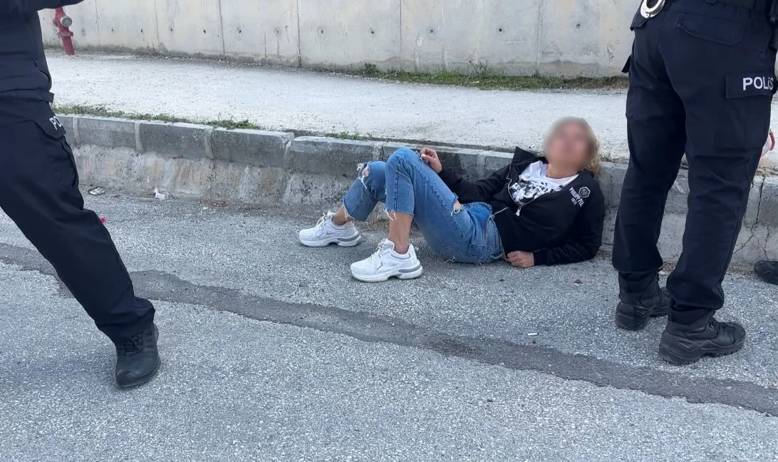 Yoldan geçen araçların önüne atladı, polis ekiplerine zor anlar yaşattı