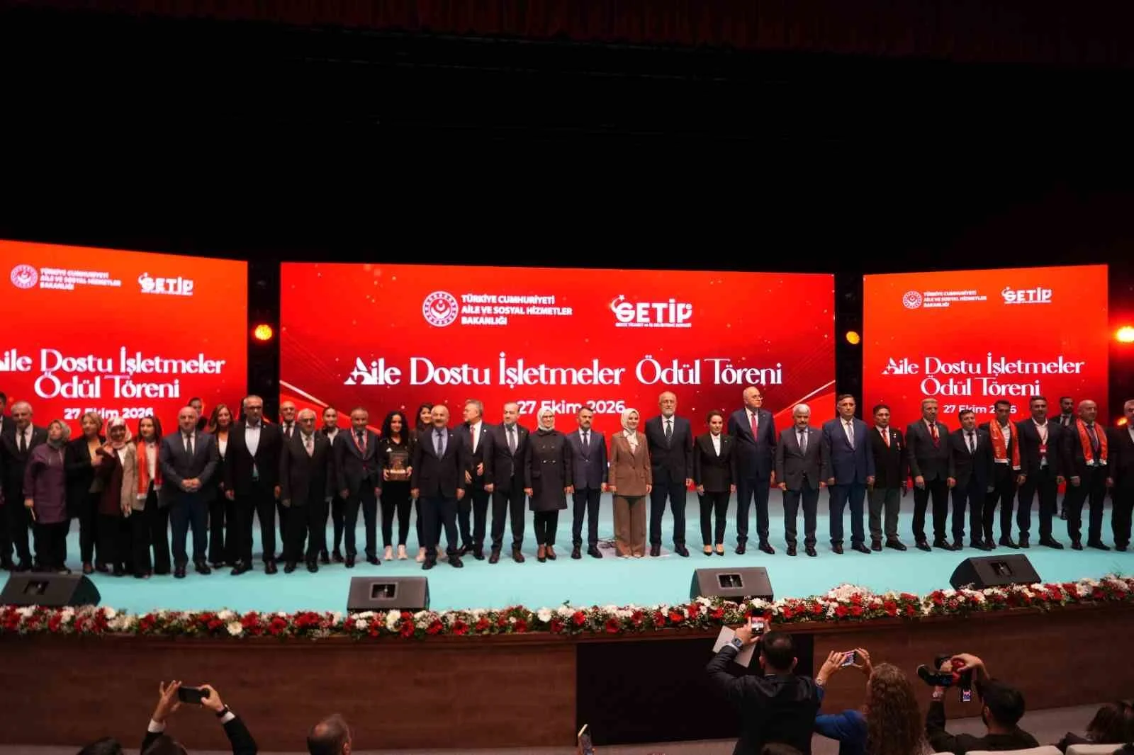 Bakan Göktaş: "Aileyi güçlendirmek için tüm alanlar aile dostu olmalı"
