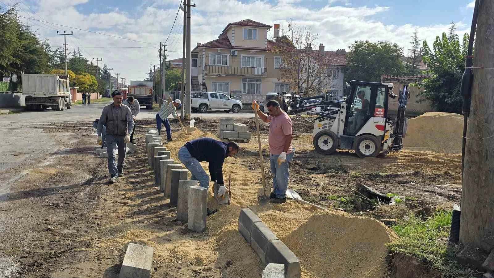 Ertuğrul Gazi Caddesi’nde sıcak asfalt çalışmaları başladı