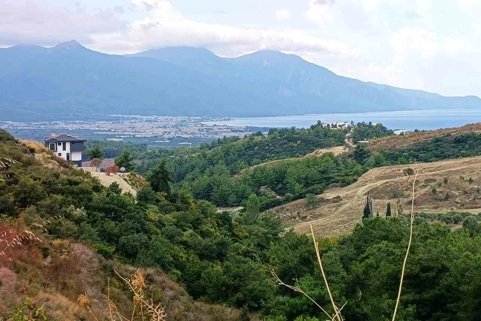 Toskana’ya benzetilen doğal alan çöplerden temizlendi