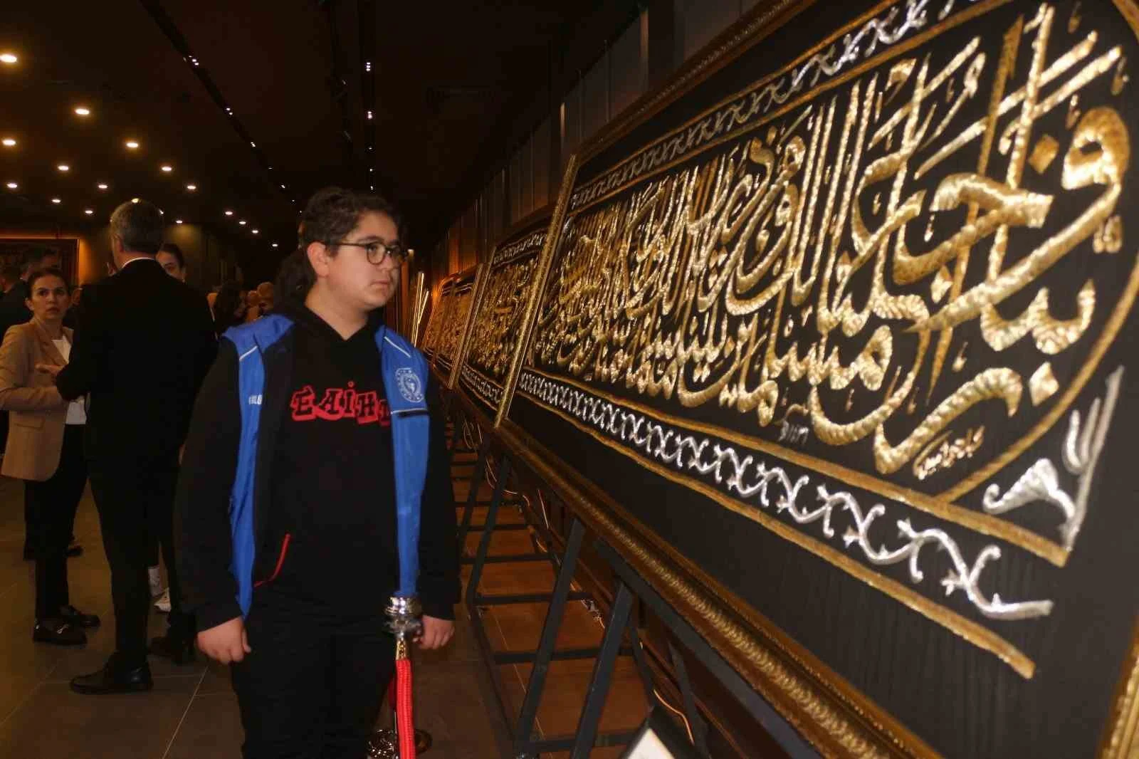 Eskişehirli gençler Mukaddes Emanetler Sergisi’ni ziyaret etti