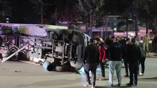 Merzifon’da kamyonetle otomobil çarpıştı: 3 yaralı