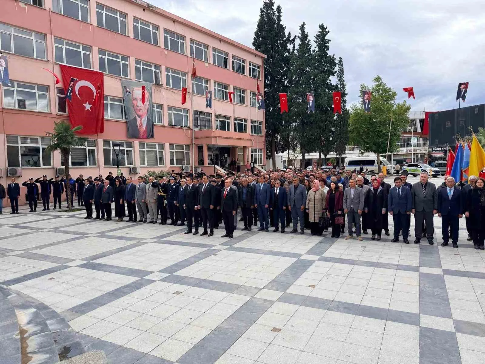 Sarıgöl’de Cumhuriyet coşkusu çelenk töreniyle başladı