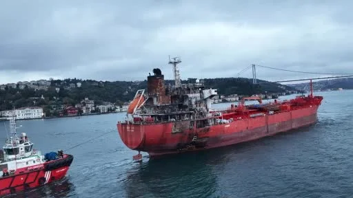 Karadeniz’de dron saldırısına uğrayan tankerin geçişi nedeniyle İstanbul Boğazı trafiğe kapandı