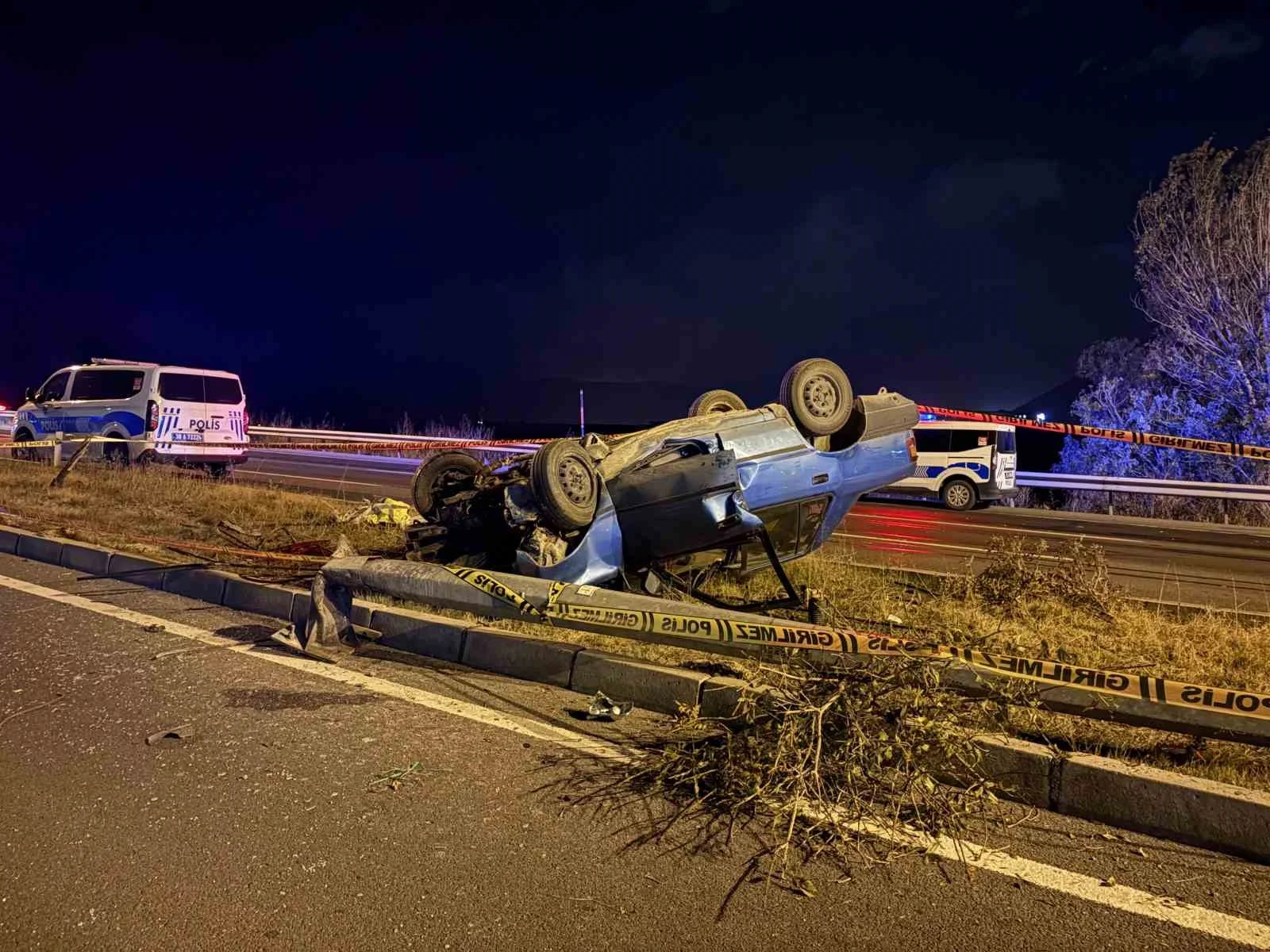 Kayseri’de aydınlatma direğine çarpan otomobil takla attı: 2 ağır yaralı