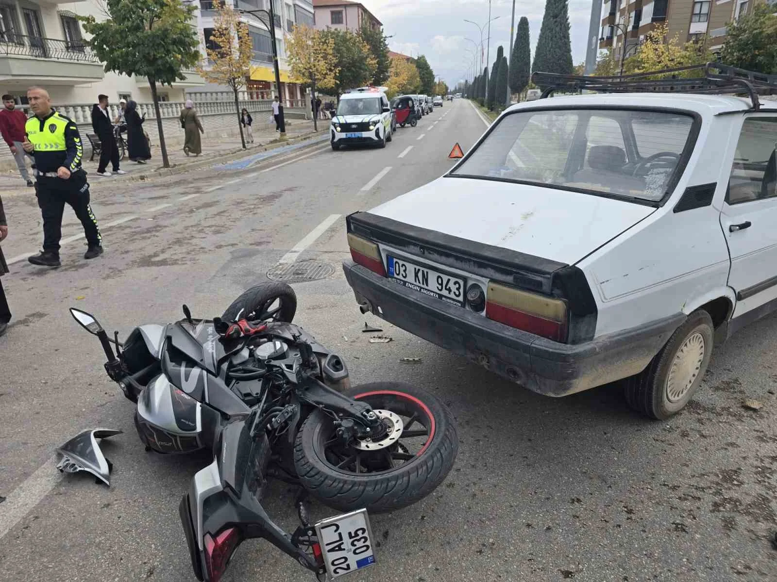 Otomobille çarpışan motosiklet sürücüsü yaralandı