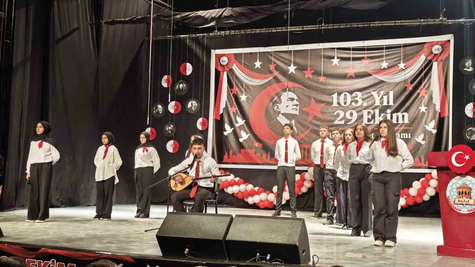 Ahlat’ta 29 Ekim Cumhuriyet Bayramı coşkusu