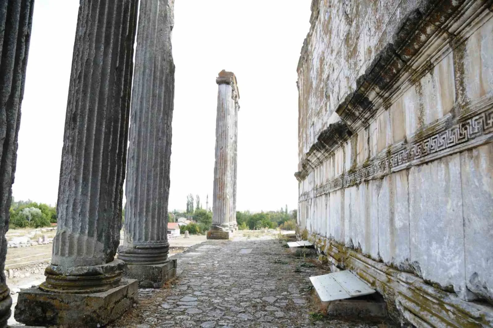 Vali Işın, Aizanoi Antik Kenti’ndeki kazı çalışmalarını inceledi