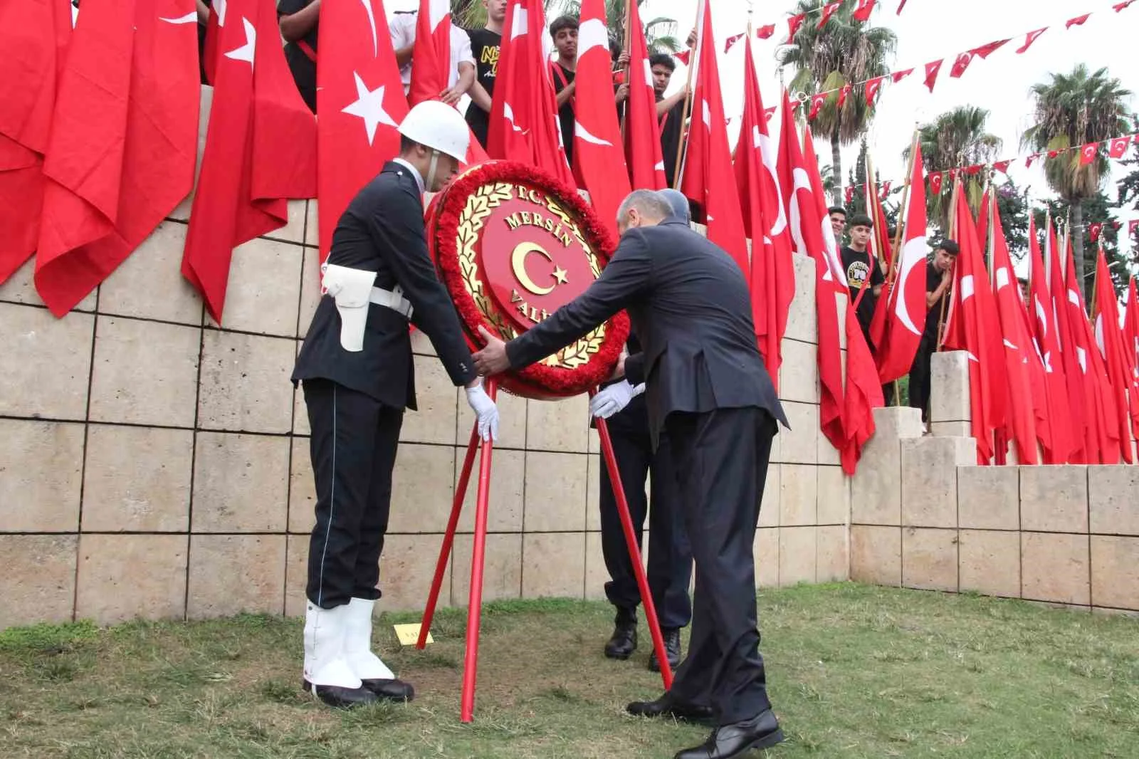 Mersin’de Cumhuriyet’in 103. yılında Atatürk Anıtı’na çelenk sunuldu