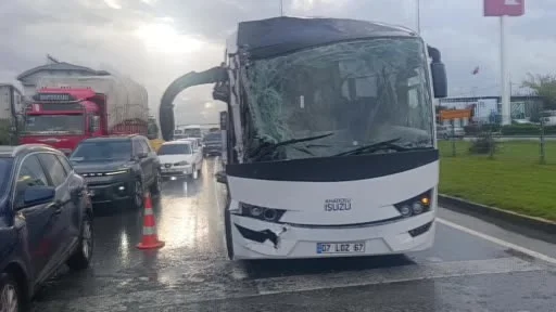 Antalya’da otel servisinin karıştığı zincirleme kazada 4 personel yaralandı