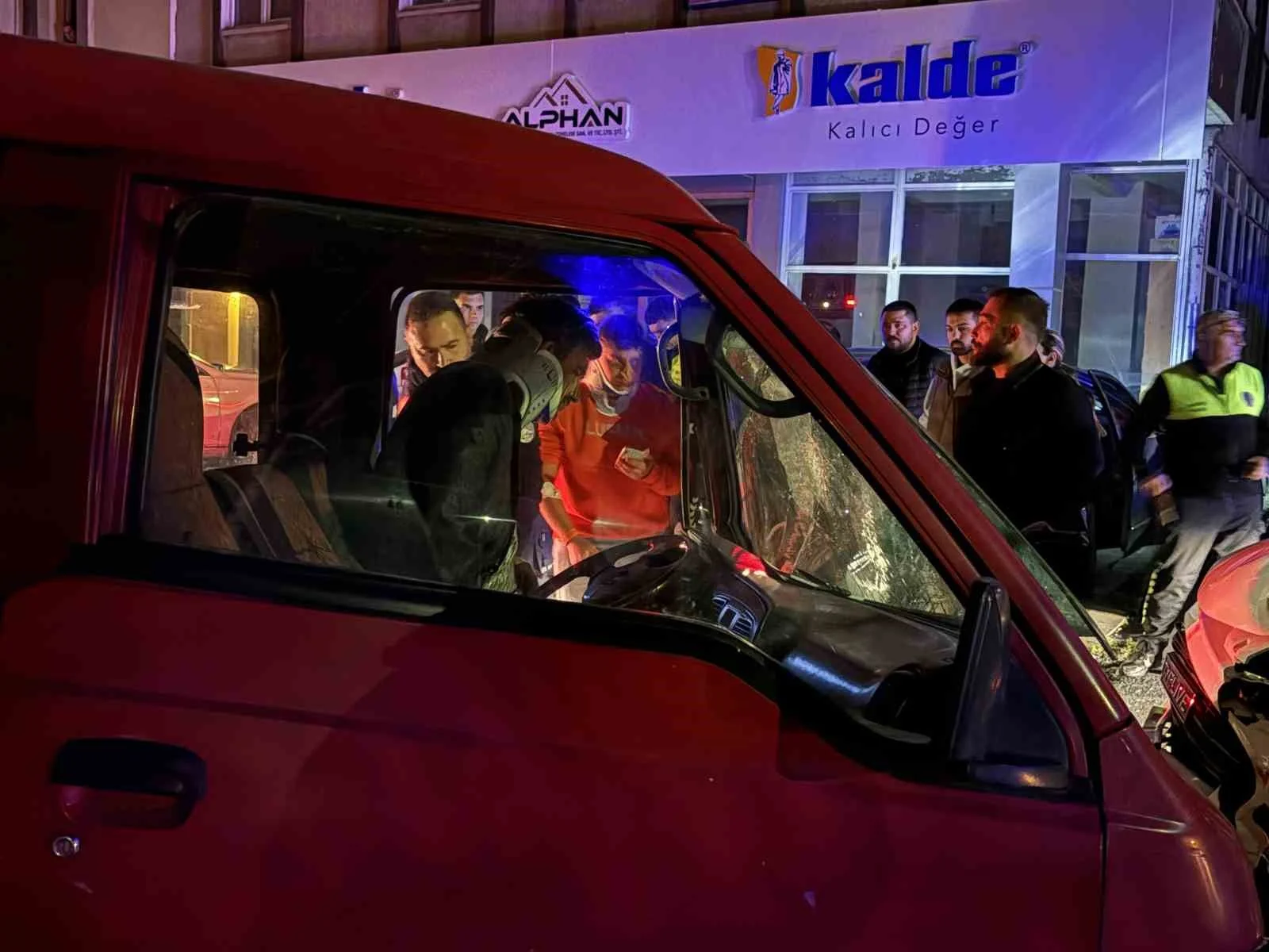 Pikapla kafa kafaya çarpışan kamyonet sürücüsü araçta sıkıştı: 2 yaralı