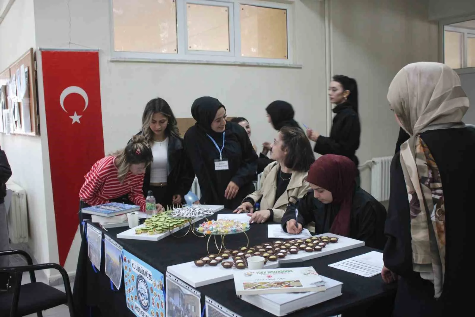 Kafkas Üniversitesi’nde gastronomi heyecanı: Öğrenciler standa akın etti