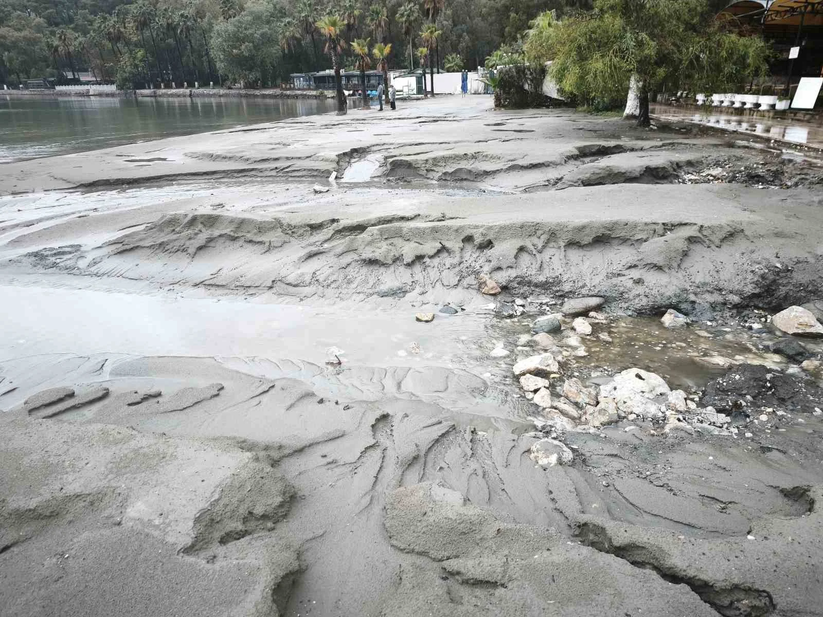 Muğla’da sakin kentin sahili kullanılmaz hale geldi