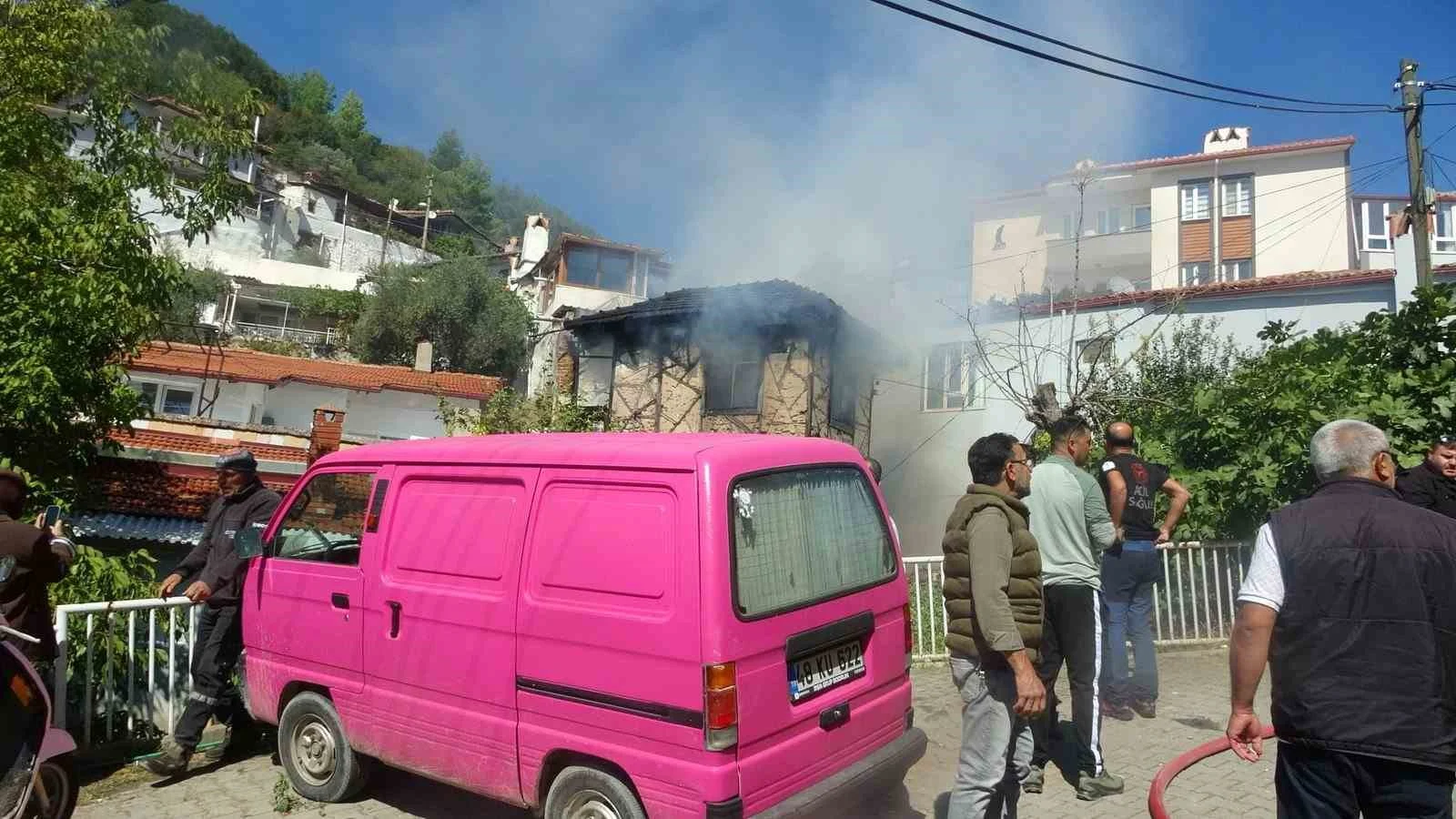 Muğla’da metruk binada yangın paniği