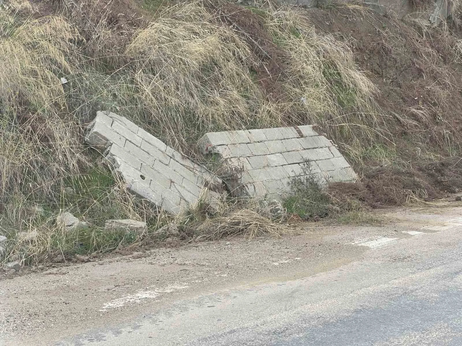 Bursa’da yağışlar istinat duvarını yıktı, duvar parçaları yola düştü