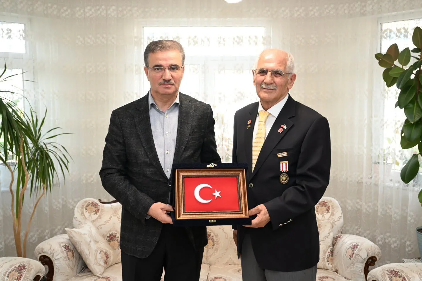 Vali Aydın Baruş’tan Şehit Ailesi ve Kıbrıs Gazisine anlamlı ziyaret