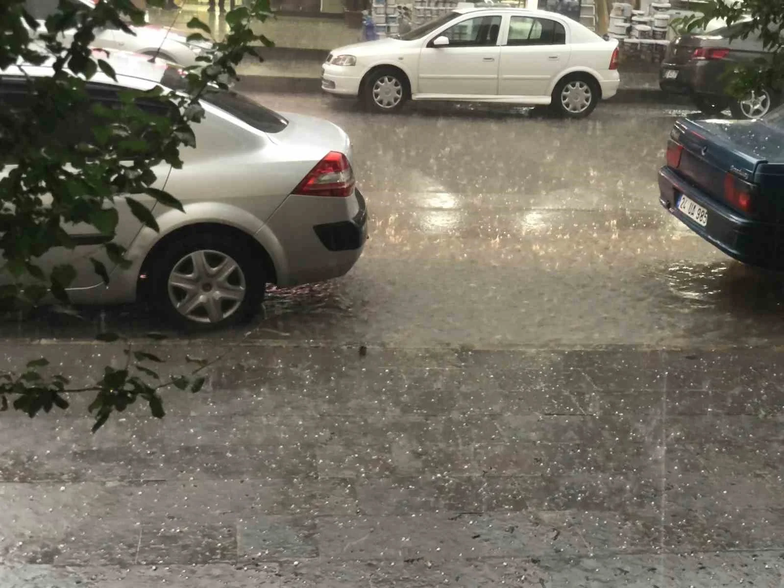 Erzincan’da fındık büyüklüğünde dolu yağdı