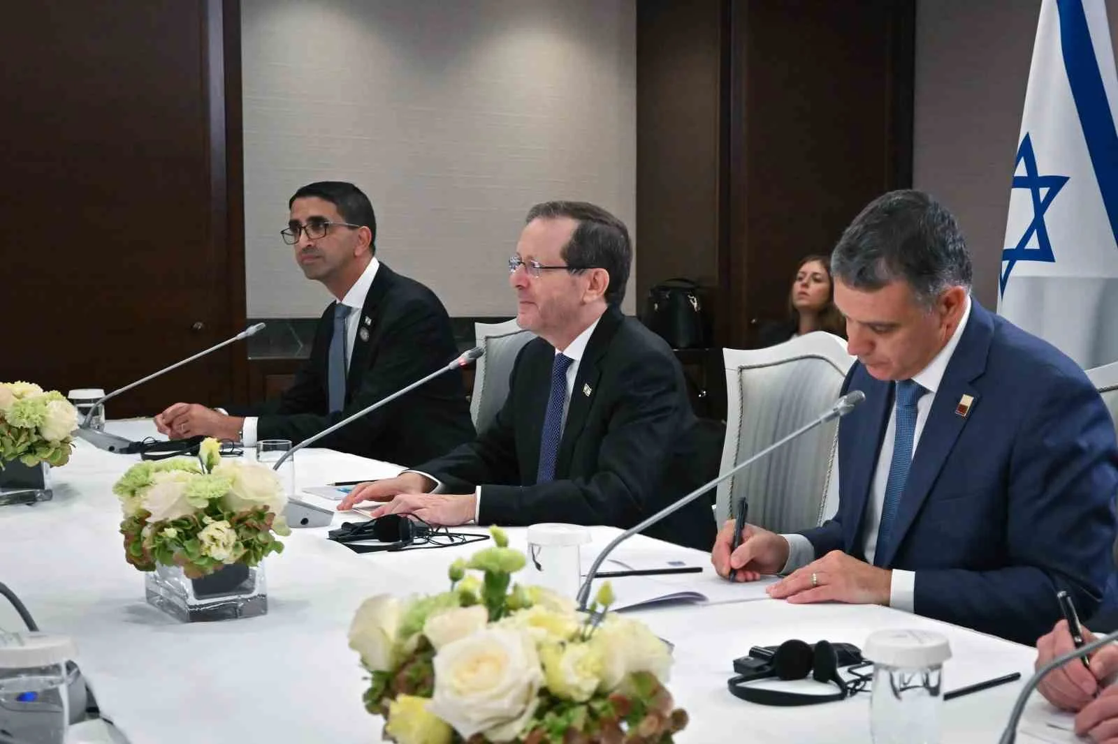 Tokayev ve Herzog, Bakü’de bir araya geldi