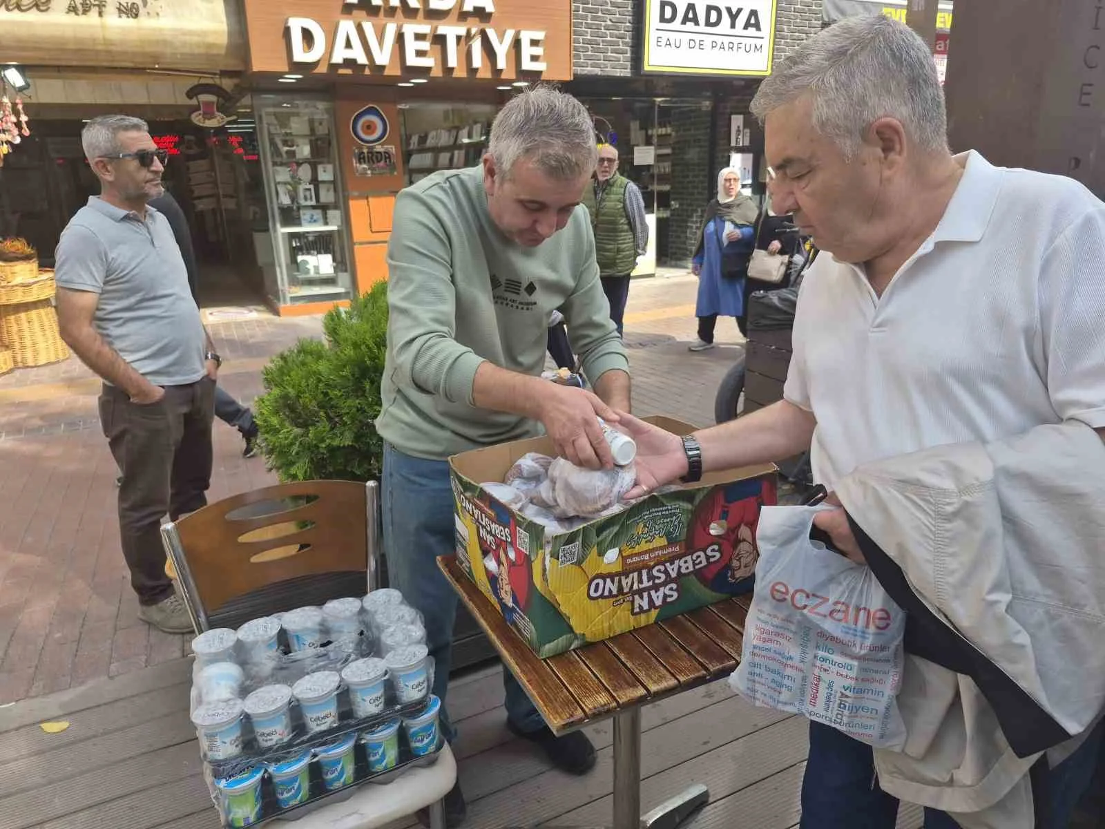 Eskişehir’de hayırseverler ile ihtiyaç sahiplerini buluşturan çaycı