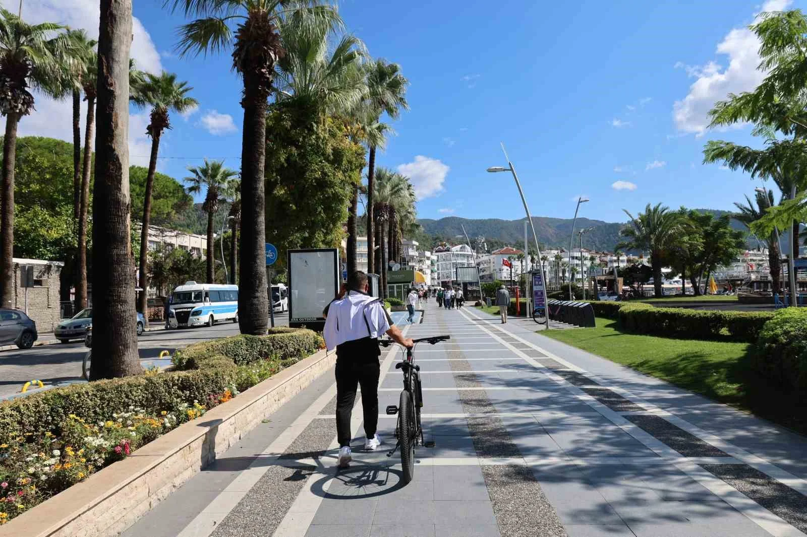 Marmaris’te zabıtadan yaya yolu denetimi