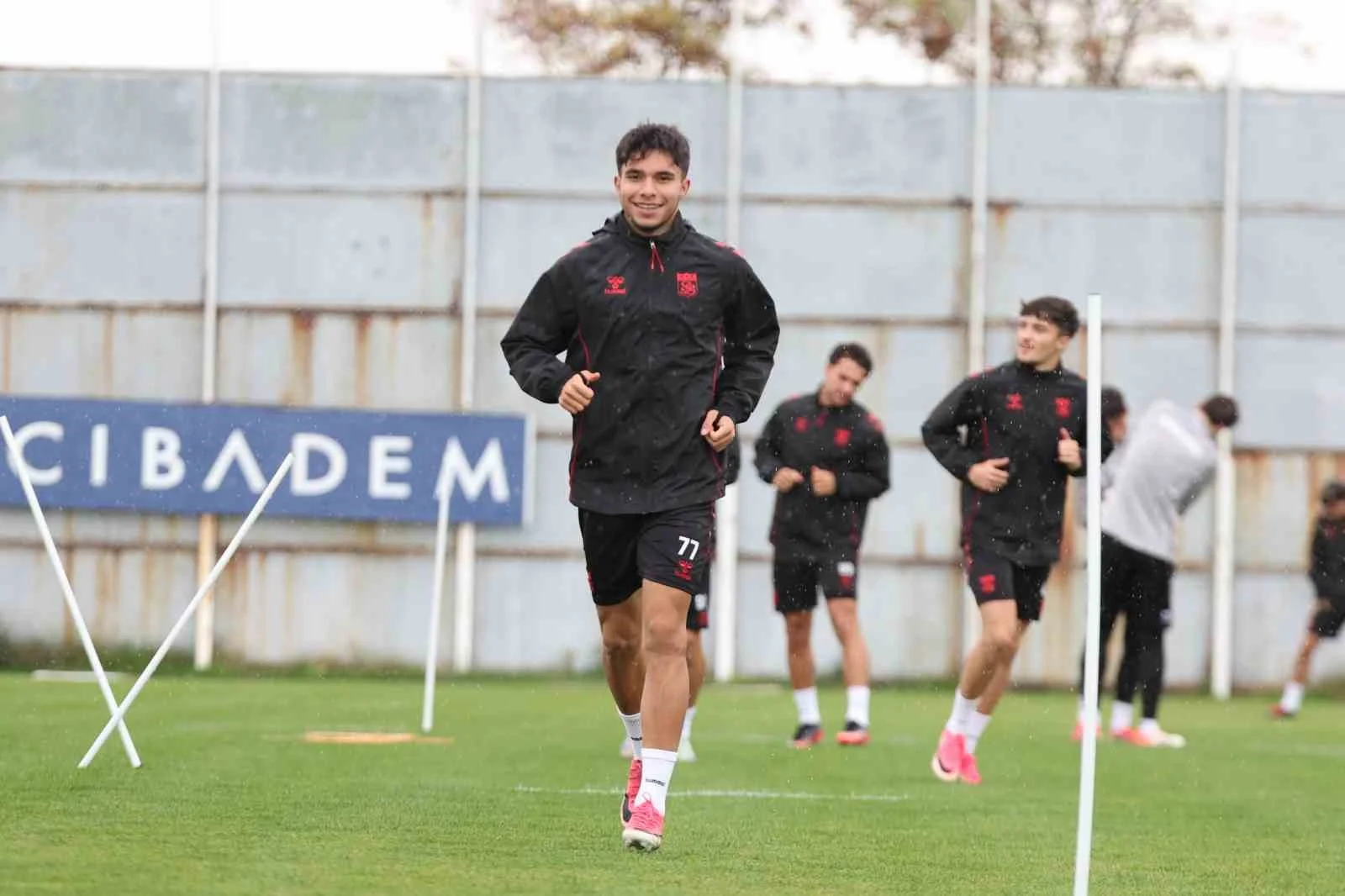 Sivasspor yağmur altında çalıştı