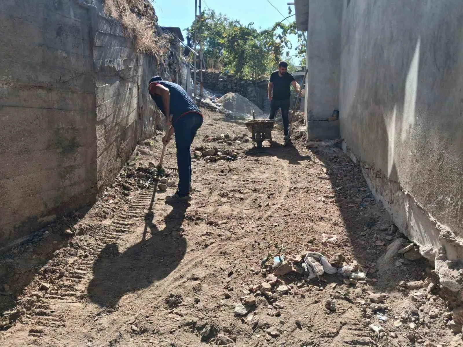 Esentepe Mahallesi’nde çevre düzenleme çalışmaları sürüyor
