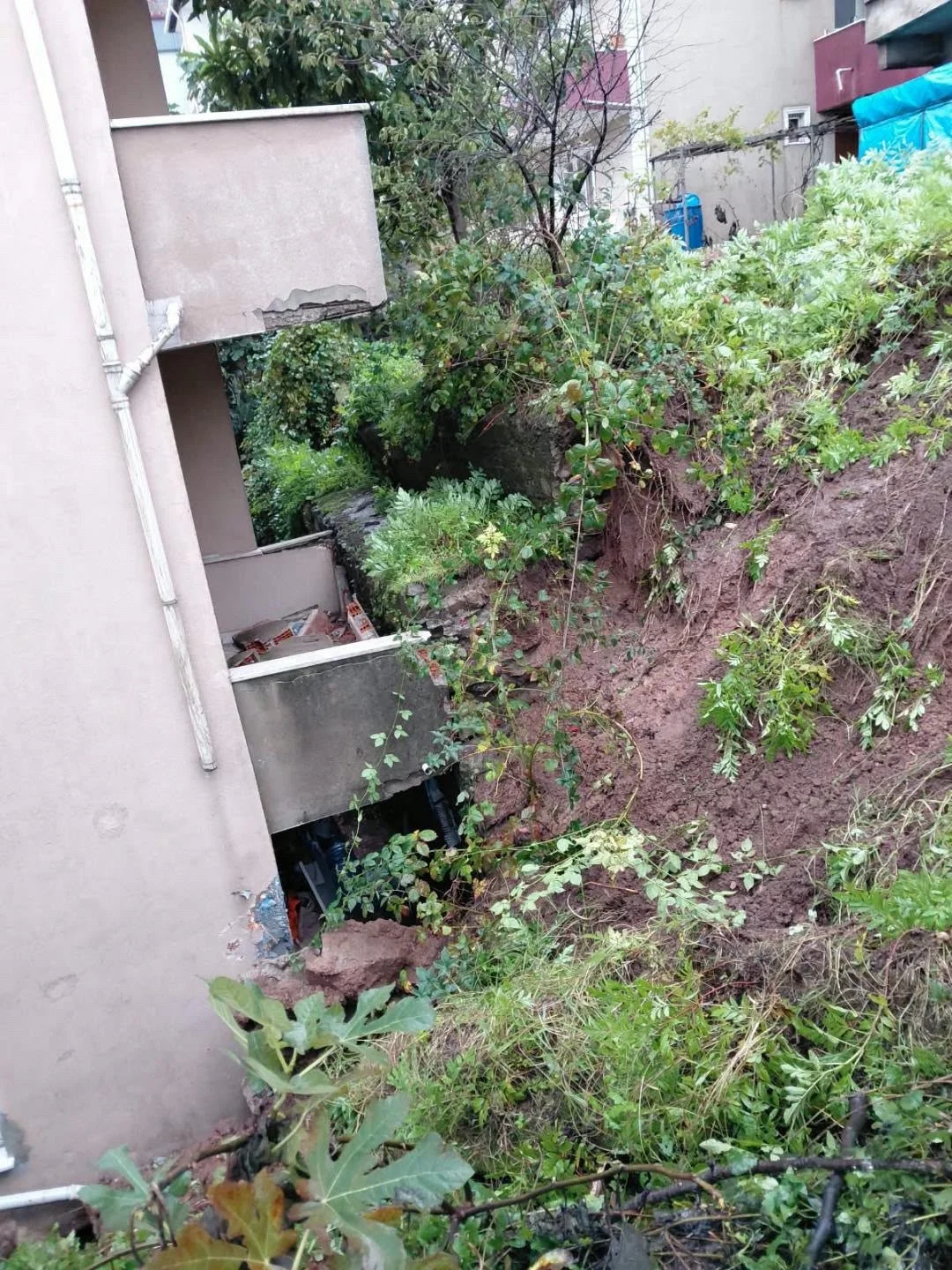 Zonguldak’ta heyelan: Evin bahçesi kaydı, balkon zarar gördü