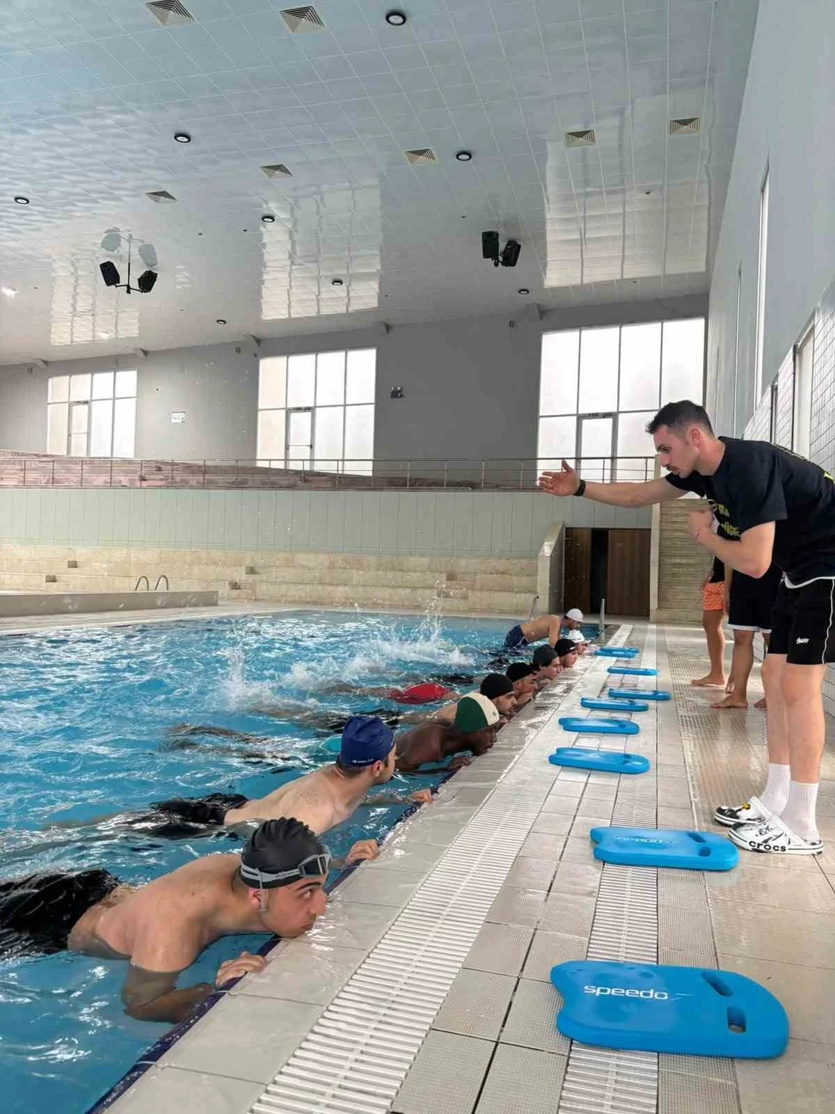 BAİBÜ’de öğrencilere ücretsiz yüzme eğitimi