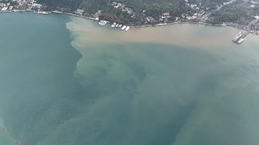 İstanbul’da yağmurun etkisiyle denizin rengi değişti: Boğaz’daki renk değişimi böyle görüntülendi