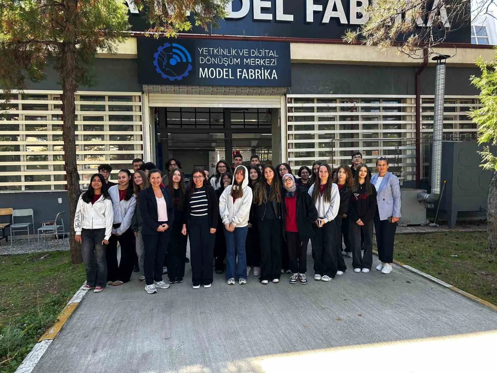 Eskişehir Model Fabrika, İstanbul’dan gelen lise öğrencilerini ağırladı