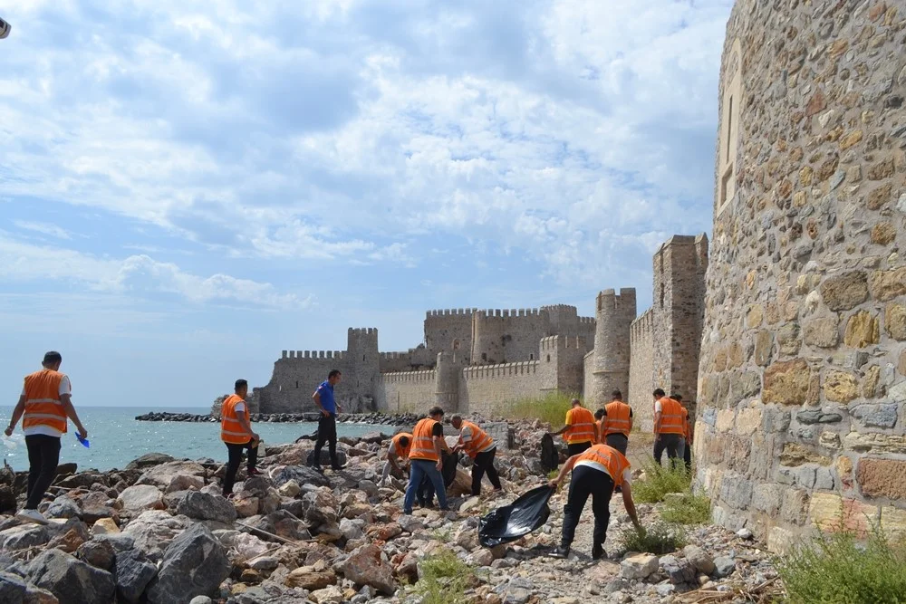 Anamur’da hükümlüler tarihi mekânlarda çevre temizliği yaptı