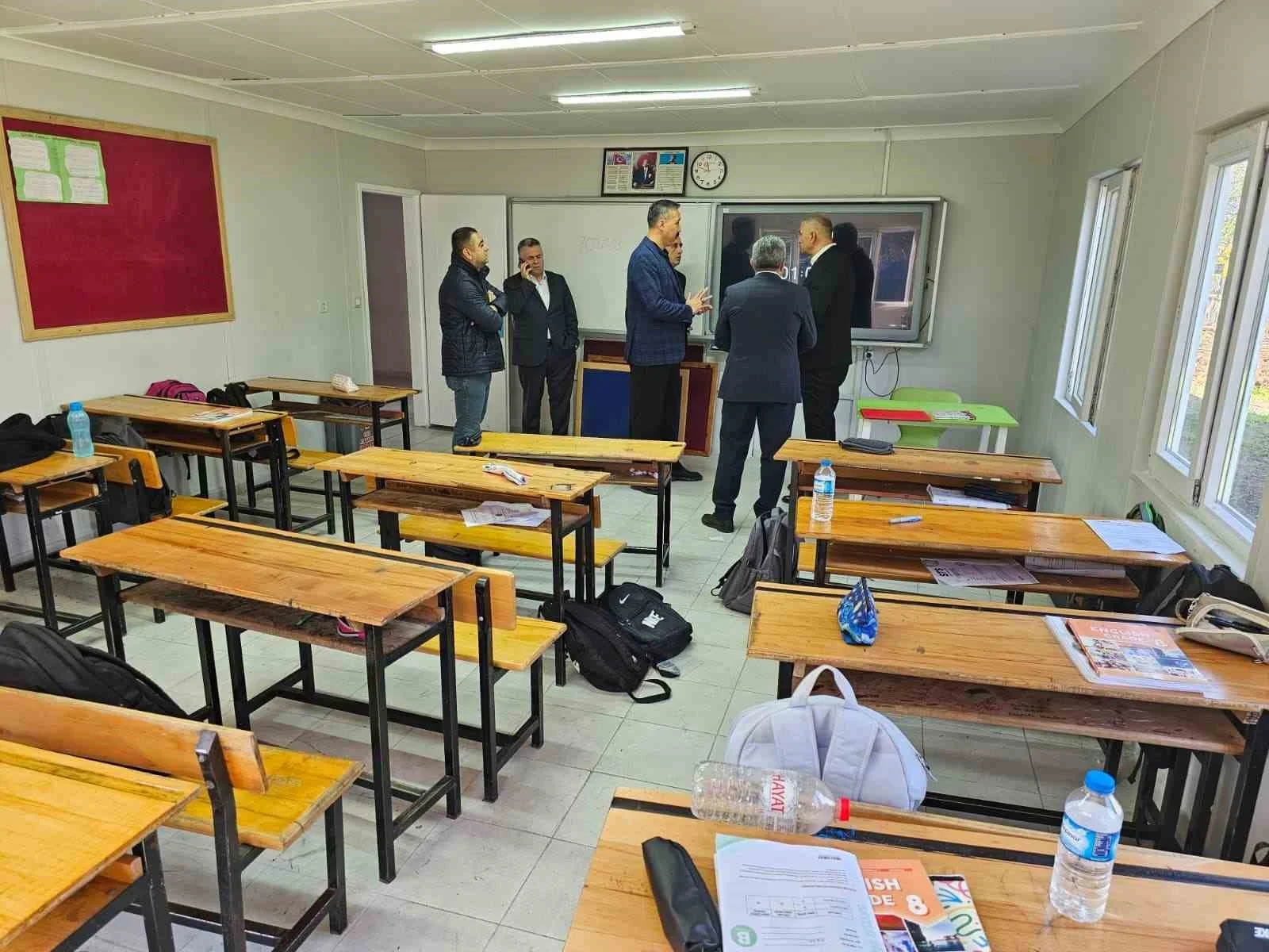 Gölcük’te yıkım kararı verilen okul için 4 sınıflı prefabrik yapı kuruldu