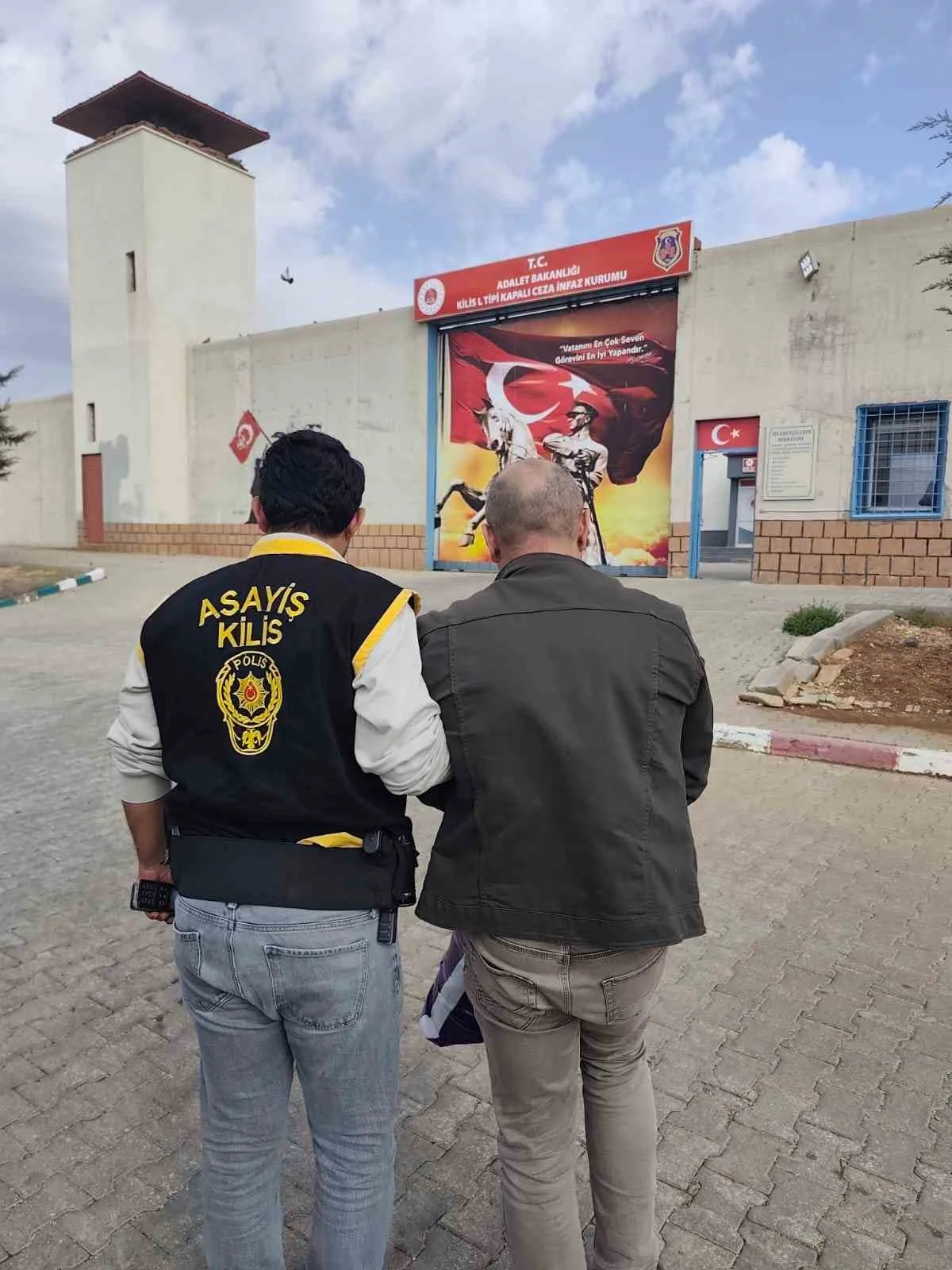 Kilis’te 37 yıl hapis cezasıyla aranan firari yakalandı