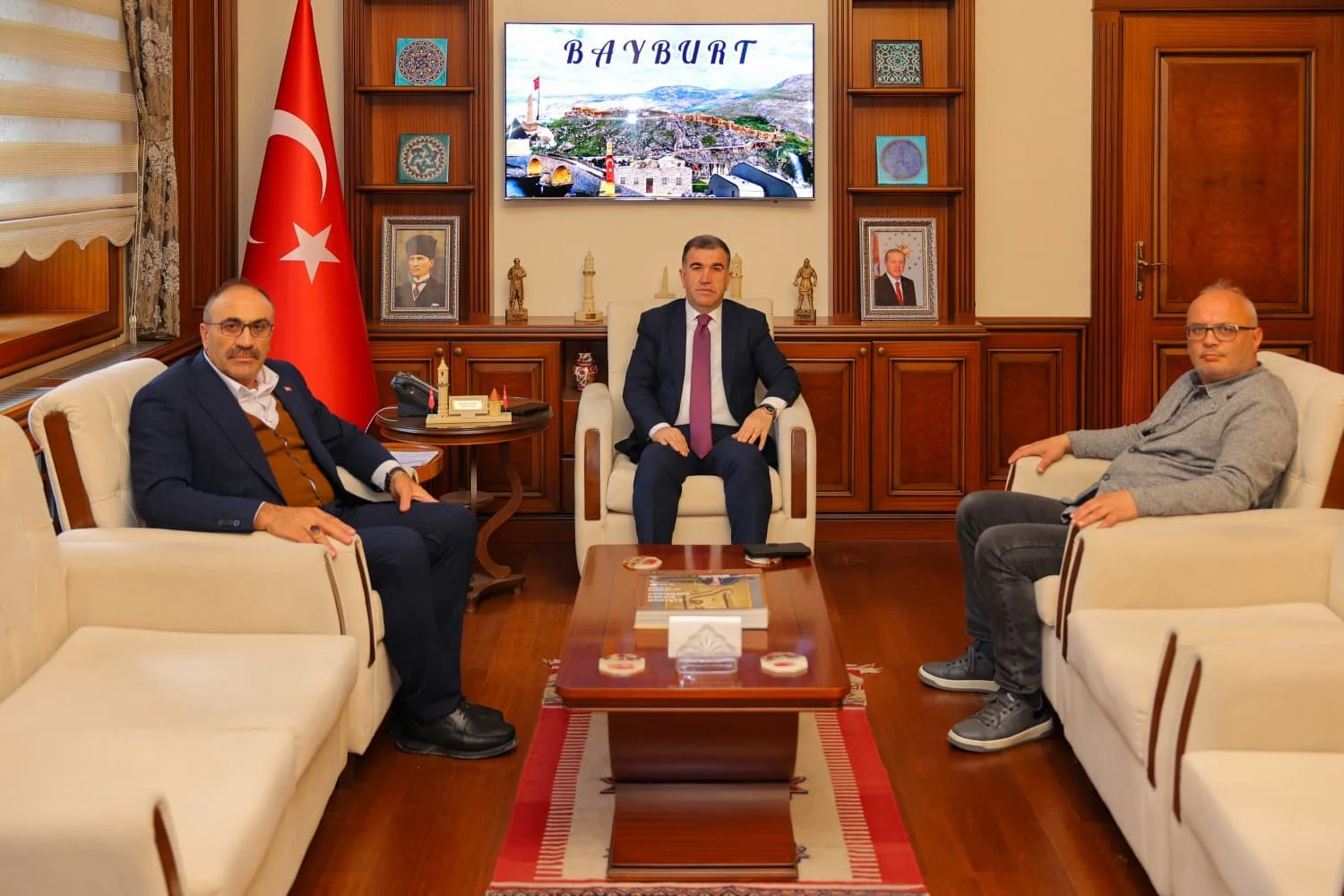 Bayburt’un petrol potansiyelinin tespiti için Vali Eldivan’a rapor sunuldu