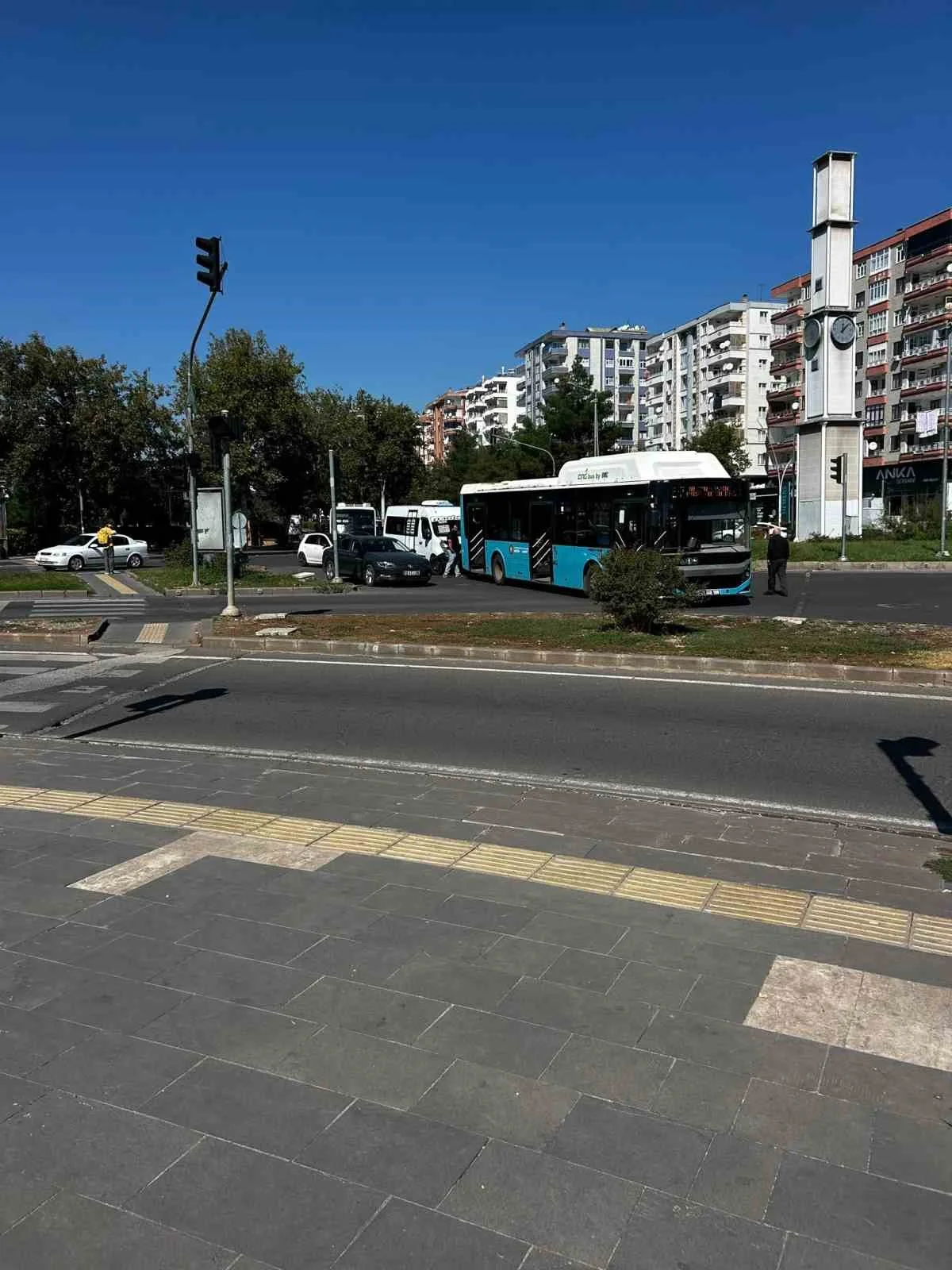 Diyarbakır’da otomobil ile belediye otobüsü çarpıştı