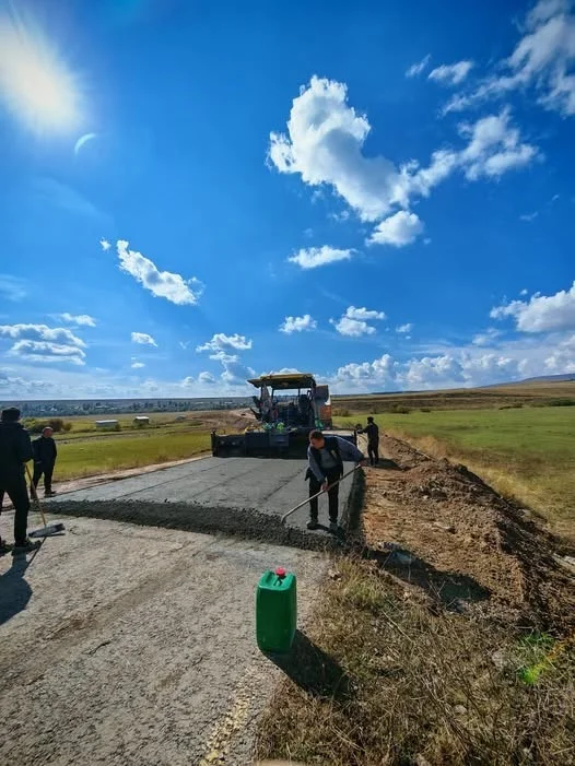 Susuz Kırçiçeği köyünde 1,5 kilometrelik beton yol çalışması başladı