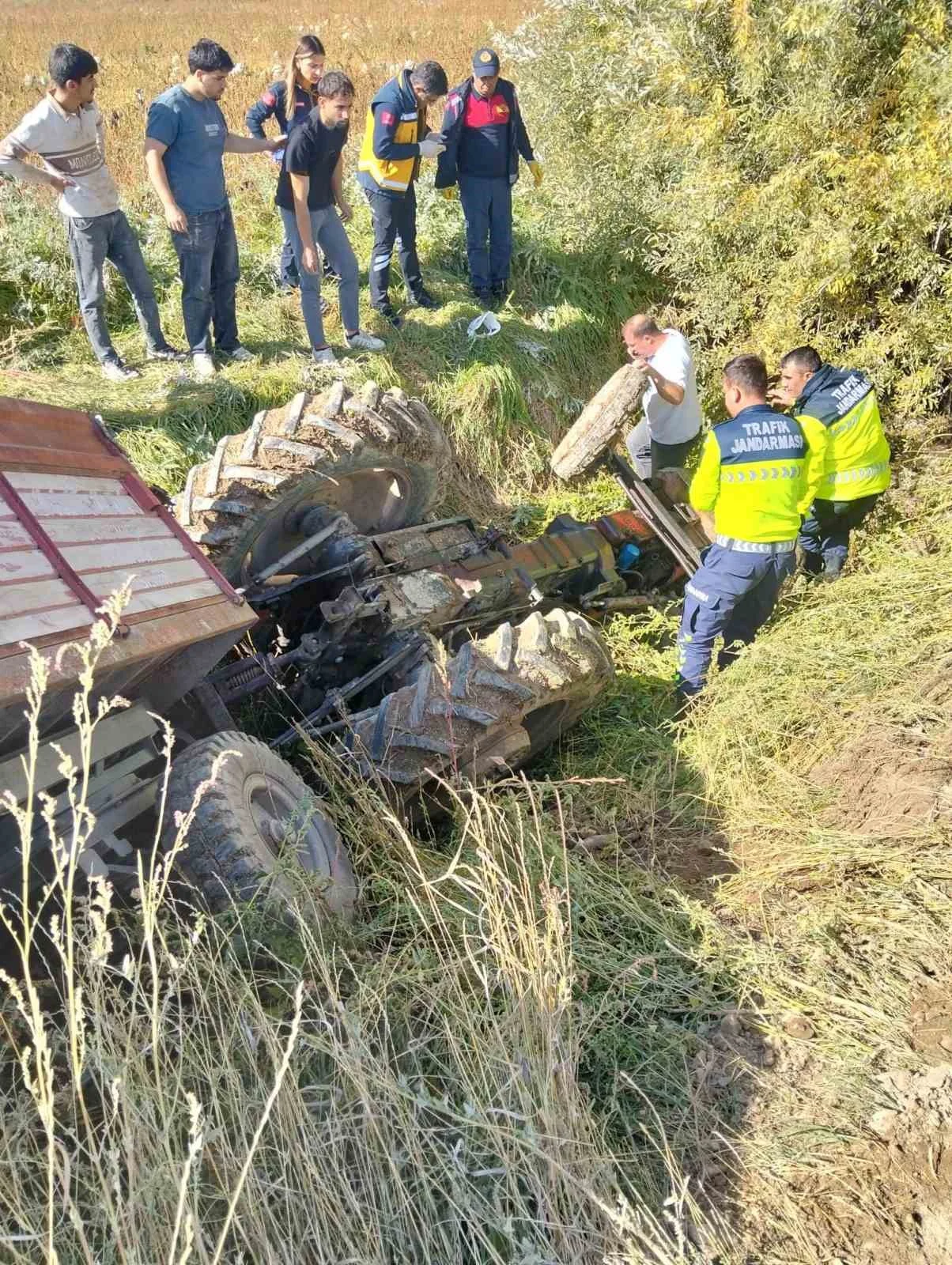 Devrilen traktörün altında kalan 3 kişi yaralandı