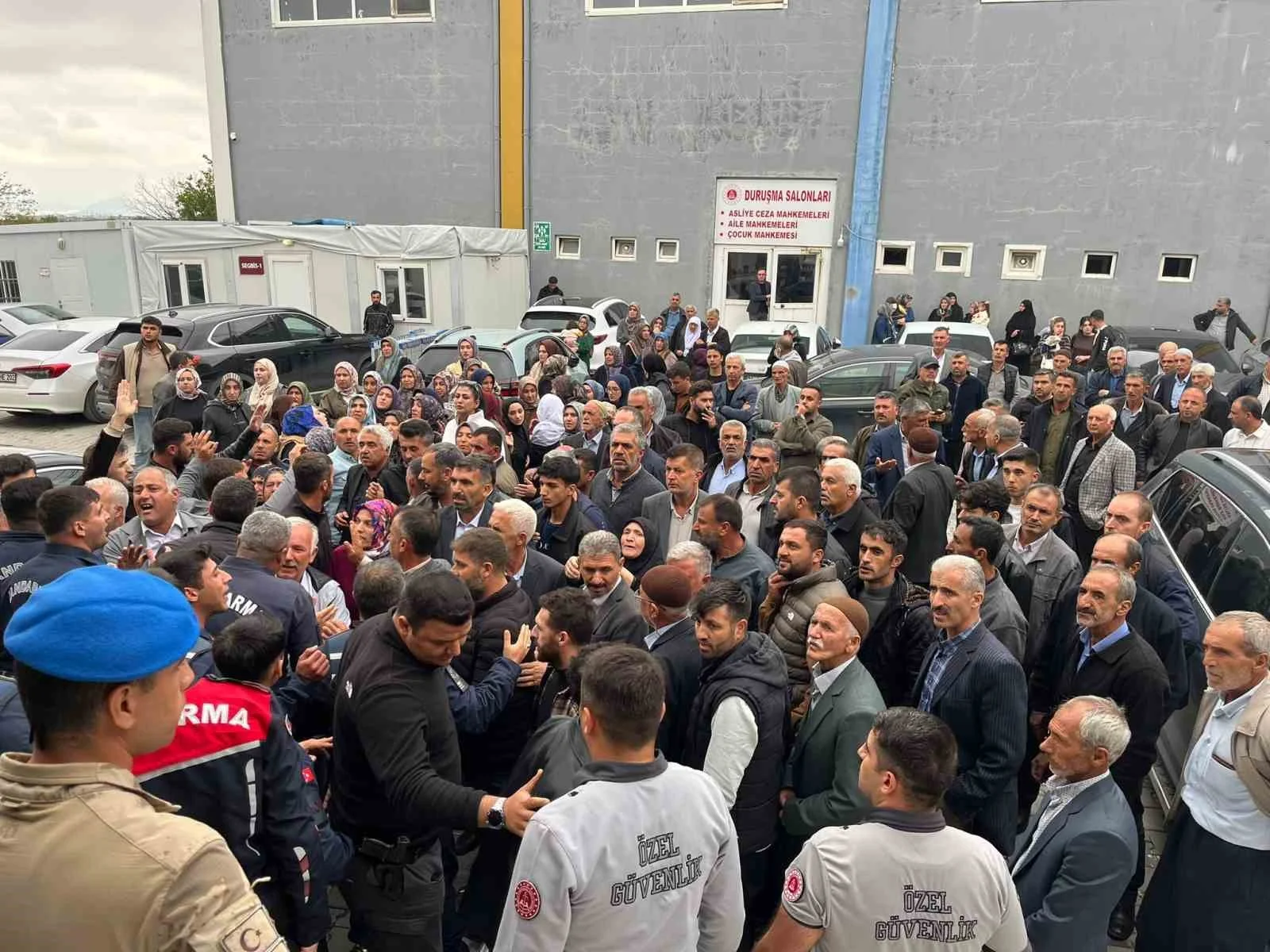 Kadın cinayeti davasında adliye önünde gerginlik