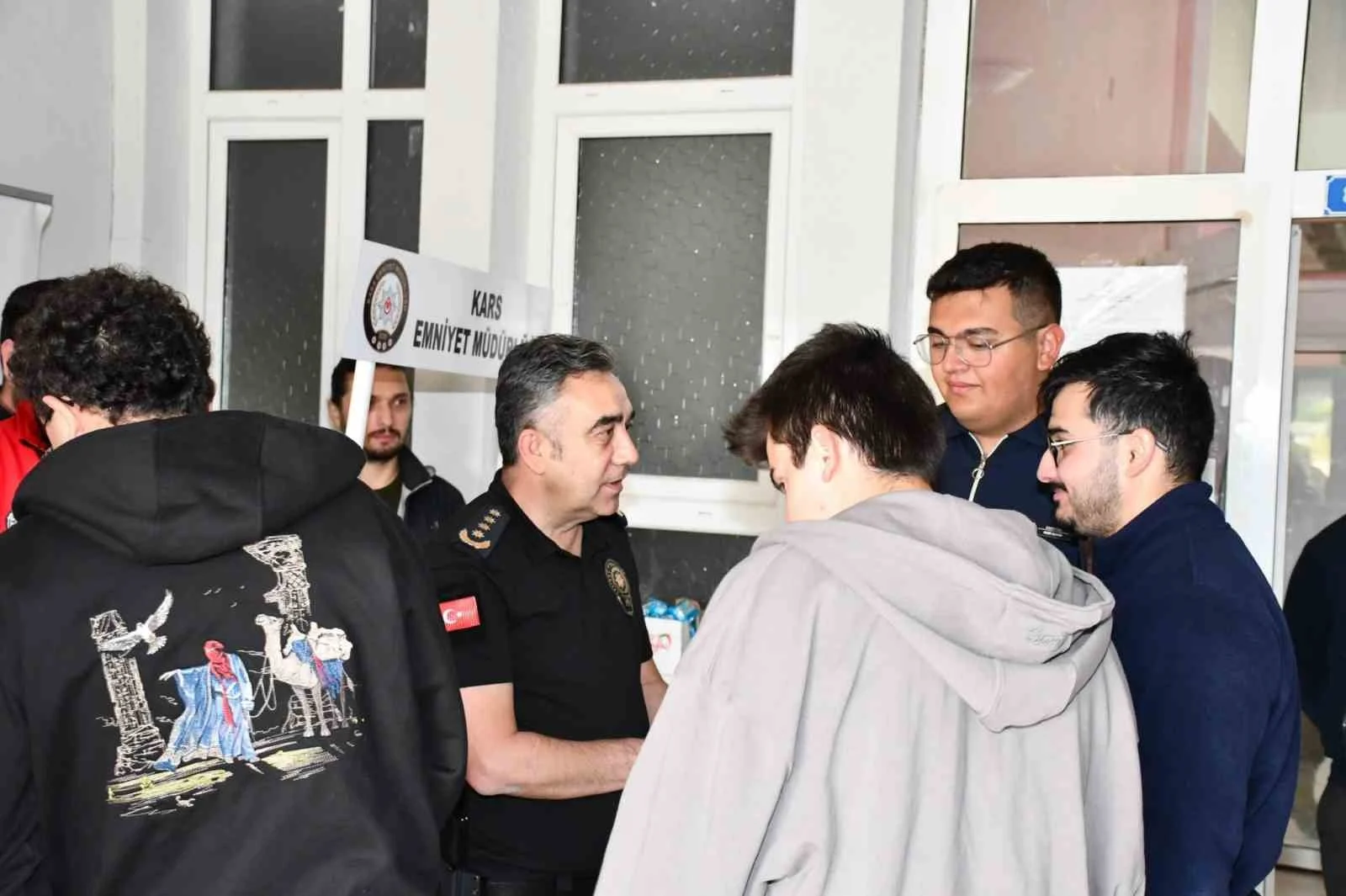 Kars Emniyet Müdürü Tombul, üniversiteli gençlerle bir araya geldi