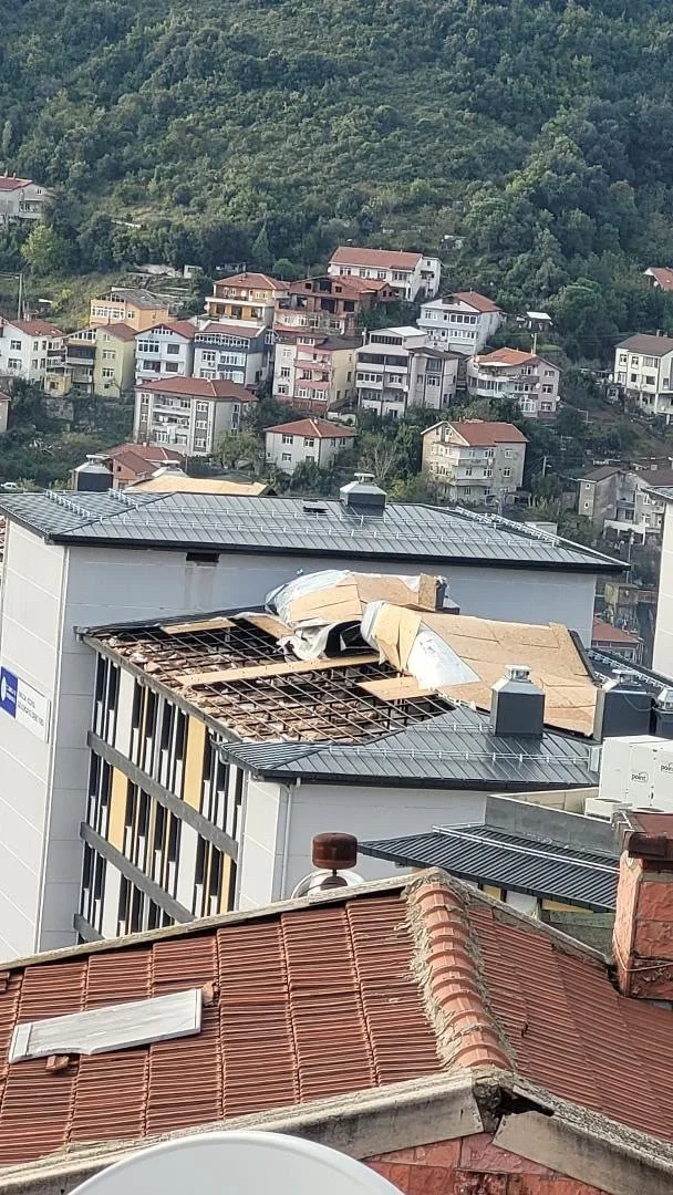 Fırtına KYK kız öğrenci yurdunun çatısını söktü